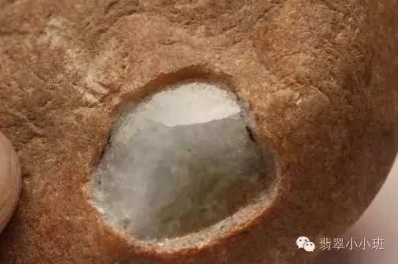 翡翠原石开窗视频教程,黑皮晴底翡翠原石开窗视频-第12张图片-翡翠网 翡翠原石开窗视频教程,黑皮晴底翡翠原石开窗视频-第12张图片-翡翠网