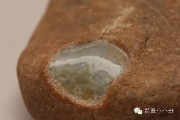 翡翠原石开窗视频教程,黑皮晴底翡翠原石开窗视频-第13张图片-翡翠网 翡翠原石开窗视频教程,黑皮晴底翡翠原石开窗视频-第13张图片-翡翠网