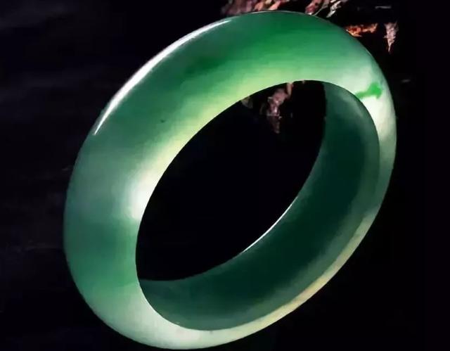 翡翠手镯为什么越戴棉越少知识,翡翠越戴越通透吗-第6张图片-翡翠网