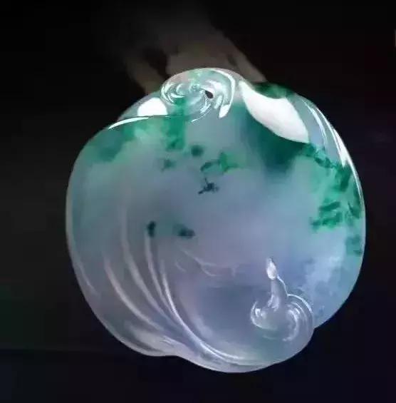 翡翠随形原石挂件流行趋势的简单介绍-第4张图片-翡翠网 翡翠随形原石挂件流行趋势的简单介绍-第4张图片-翡翠网