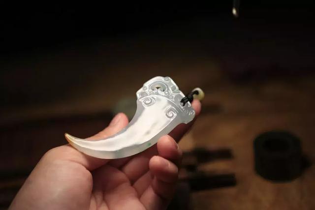 翡翠随形原石挂件流行趋势的简单介绍-第11张图片-翡翠网 翡翠随形原石挂件流行趋势的简单介绍-第11张图片-翡翠网