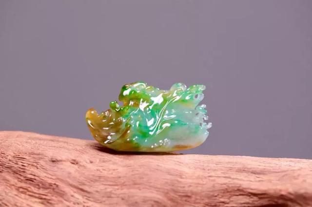 翡翠随形原石挂件流行趋势的简单介绍-第12张图片-翡翠网 翡翠随形原石挂件流行趋势的简单介绍-第12张图片-翡翠网