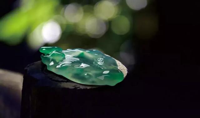 翡翠随形原石挂件流行趋势的简单介绍-第14张图片-翡翠网 翡翠随形原石挂件流行趋势的简单介绍-第14张图片-翡翠网