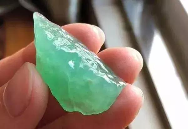 翡翠随形原石挂件流行趋势的简单介绍-第15张图片-翡翠网 翡翠随形原石挂件流行趋势的简单介绍-第15张图片-翡翠网