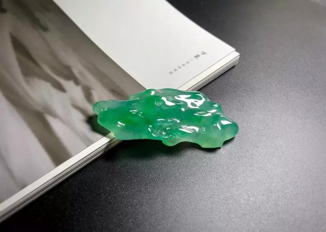 翡翠随形原石挂件流行趋势的简单介绍-第18张图片-翡翠网 翡翠随形原石挂件流行趋势的简单介绍-第18张图片-翡翠网