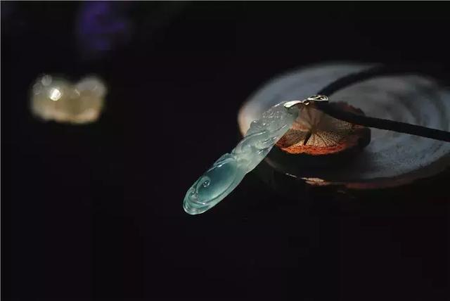 翡翠随形原石挂件流行趋势的简单介绍-第19张图片-翡翠网 翡翠随形原石挂件流行趋势的简单介绍-第19张图片-翡翠网