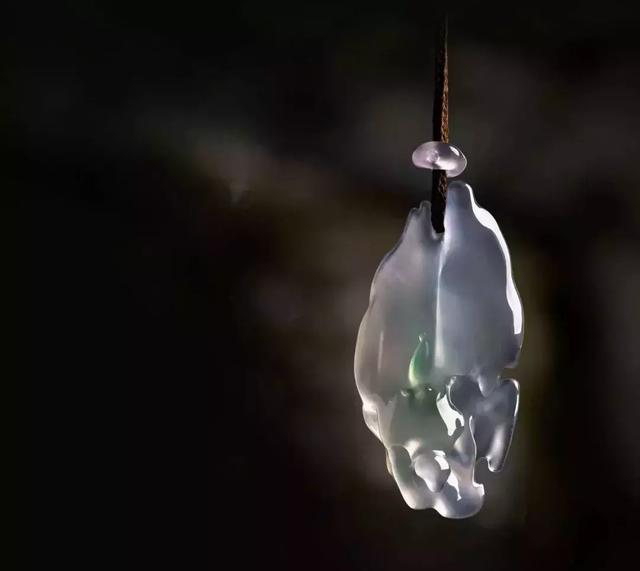 翡翠随形原石挂件流行趋势的简单介绍-第22张图片-翡翠网 翡翠随形原石挂件流行趋势的简单介绍-第22张图片-翡翠网