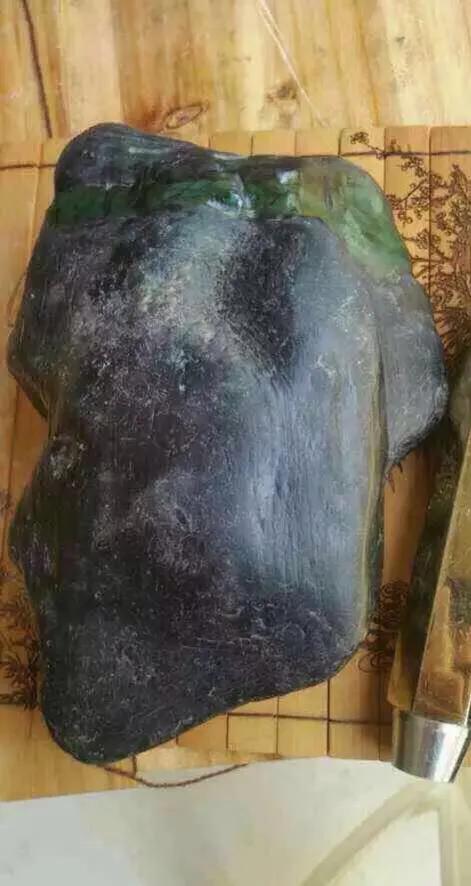 四川翡翠原石水膜,水沫共生翡翠原石-第2张图片-翡翠网 四川翡翠原石水膜,水沫共生翡翠原石-第2张图片-翡翠网