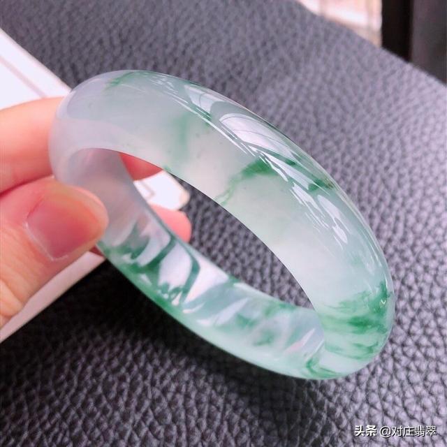 翡翠手镯纯色贵还是漂绿的贵糯种飘花是哪个级别-第2张图片-翡翠网 翡翠手镯纯色贵还是漂绿的贵糯种飘花是哪个级别-第2张图片-翡翠网