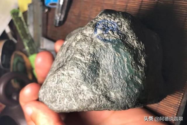 翡翠原石掉黑渣的简单介绍-第4张图片-翡翠网 翡翠原石掉黑渣的简单介绍-第4张图片-翡翠网