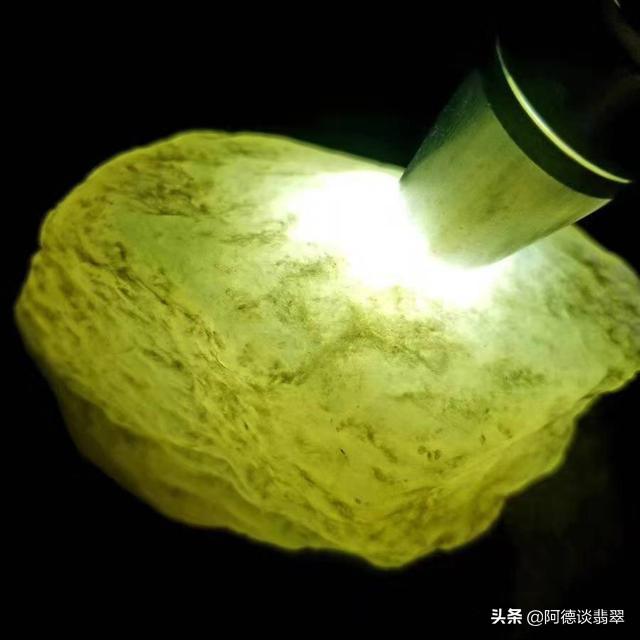 翡翠原石掉黑渣的简单介绍-第6张图片-翡翠网 翡翠原石掉黑渣的简单介绍-第6张图片-翡翠网