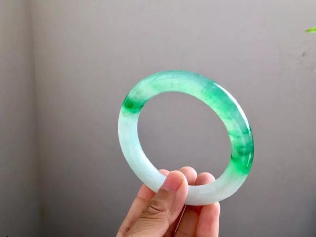 蓝水翡翠价格暴跌高冰种蓝水翡翠价格-第14张图片-翡翠网 蓝水翡翠价格暴跌高冰种蓝水翡翠价格-第14张图片-翡翠网