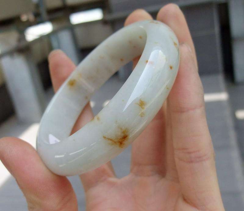 天然红翡翠手镯价格图片翡翠手镯多久才会变红-第1张图片-翡翠网 天然红翡翠手镯价格图片翡翠手镯多久才会变红-第1张图片-翡翠网