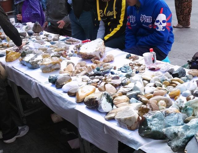 关于翡翠原石交易市场的信息-第2张图片-翡翠网 关于翡翠原石交易市场的信息-第2张图片-翡翠网