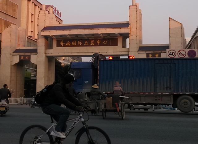 关于翡翠原石交易市场的信息-第18张图片-翡翠网 关于翡翠原石交易市场的信息-第18张图片-翡翠网