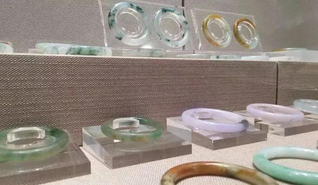 翡翠手镯磨成粉末,翡翠抛光粉区别图-第2张图片-翡翠网 翡翠手镯磨成粉末,翡翠抛光粉区别图-第2张图片-翡翠网