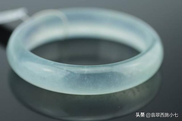 两百多的翡翠手镯是真的吗,翡翠种水是怎么形成的-第2张图片-翡翠网 两百多的翡翠手镯是真的吗,翡翠种水是怎么形成的-第2张图片-翡翠网