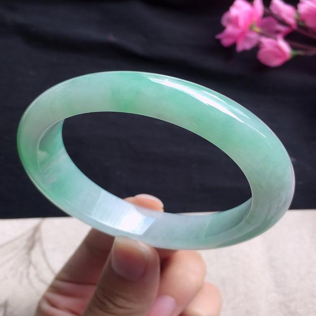 淡绿翡翠手镯多少钱一个的简单介绍-第1张图片-翡翠网 淡绿翡翠手镯多少钱一个的简单介绍-第1张图片-翡翠网
