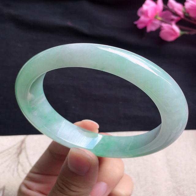 淡绿翡翠手镯多少钱一个的简单介绍-第4张图片-翡翠网 淡绿翡翠手镯多少钱一个的简单介绍-第4张图片-翡翠网