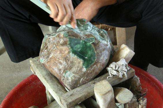 原石怎么看种水,翡翠原石赌种水-第1张图片-翡翠网 原石怎么看种水,翡翠原石赌种水-第1张图片-翡翠网