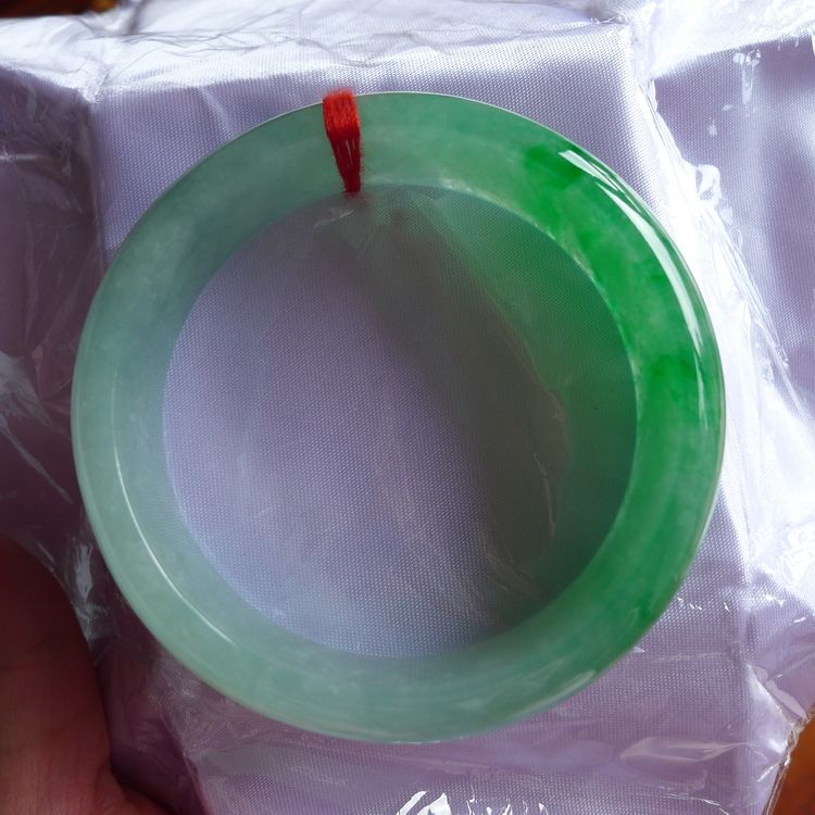 翡翠玉价格一般多少钱,缅甸翡翠玉镯的价格-第1张图片-翡翠网 翡翠玉价格一般多少钱,缅甸翡翠玉镯的价格-第1张图片-翡翠网