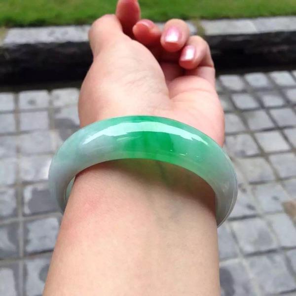 翡翠玉价格一般多少钱,缅甸翡翠玉镯的价格-第2张图片-翡翠网 翡翠玉价格一般多少钱,缅甸翡翠玉镯的价格-第2张图片-翡翠网