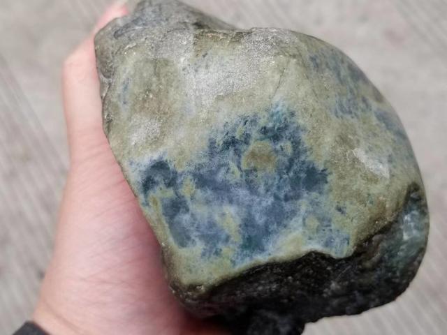 翁巴裂翡翠原石哪种皮革好,翁巴列原石开料图片-第13张图片-翡翠网 翁巴裂翡翠原石哪种皮革好,翁巴列原石开料图片-第13张图片-翡翠网