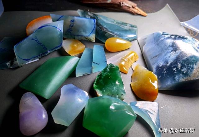 黑龙江佳的翡翠原石满绿翡翠原石-第1张图片-翡翠网 黑龙江佳的翡翠原石满绿翡翠原石-第1张图片-翡翠网