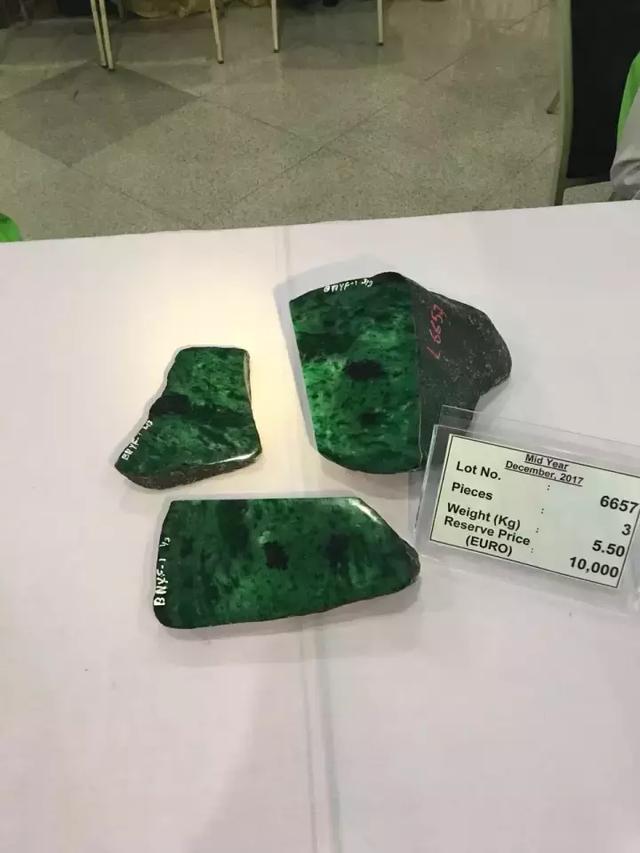 翡翠的原石在哪里,缅甸翡翠原石交易拍卖网-第19张图片-翡翠网 翡翠的原石在哪里,缅甸翡翠原石交易拍卖网-第19张图片-翡翠网