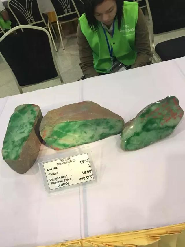 翡翠的原石在哪里,缅甸翡翠原石交易拍卖网-第22张图片-翡翠网 翡翠的原石在哪里,缅甸翡翠原石交易拍卖网-第22张图片-翡翠网