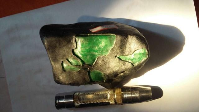 翡翠和玉哪个养人翡翠原石图片及讲究-第7张图片-翡翠网 翡翠和玉哪个养人翡翠原石图片及讲究-第7张图片-翡翠网