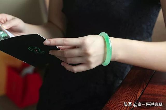 翡翠手镯图片大全大图,翡翠手镯多少钱-第4张图片-翡翠网 翡翠手镯图片大全大图,翡翠手镯多少钱-第4张图片-翡翠网