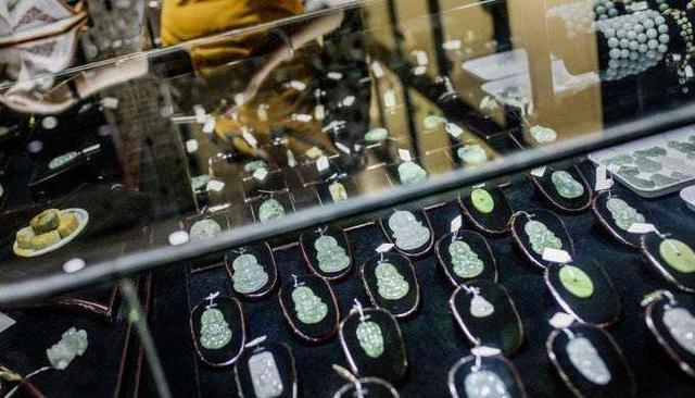 云南摔坏翡翠手镯云南买玉骗局-第1张图片-翡翠网 云南摔坏翡翠手镯云南买玉骗局-第1张图片-翡翠网