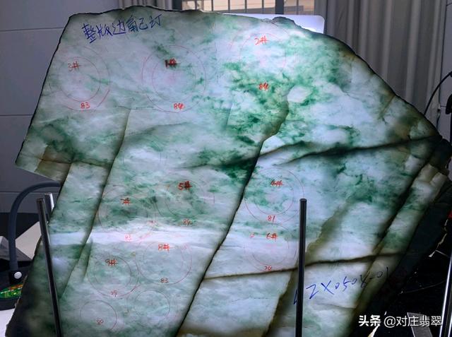 翡翠天空飘花蓝手镯飘花玉镯和纯色玉镯哪个好-第1张图片-翡翠网 翡翠天空飘花蓝手镯飘花玉镯和纯色玉镯哪个好-第1张图片-翡翠网