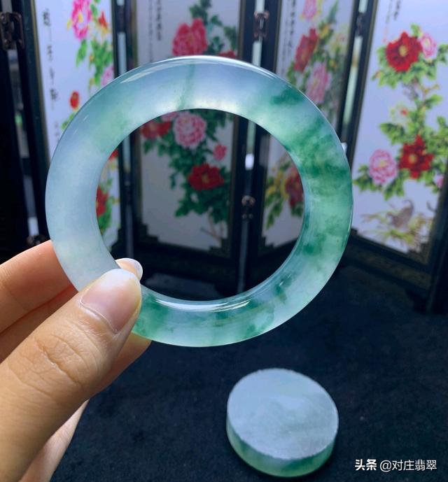 翡翠天空飘花蓝手镯飘花玉镯和纯色玉镯哪个好-第4张图片-翡翠网 翡翠天空飘花蓝手镯飘花玉镯和纯色玉镯哪个好-第4张图片-翡翠网