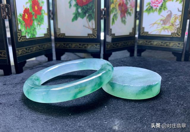 翡翠天空飘花蓝手镯飘花玉镯和纯色玉镯哪个好-第6张图片-翡翠网 翡翠天空飘花蓝手镯飘花玉镯和纯色玉镯哪个好-第6张图片-翡翠网