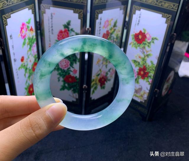 翡翠天空飘花蓝手镯飘花玉镯和纯色玉镯哪个好-第7张图片-翡翠网 翡翠天空飘花蓝手镯飘花玉镯和纯色玉镯哪个好-第7张图片-翡翠网