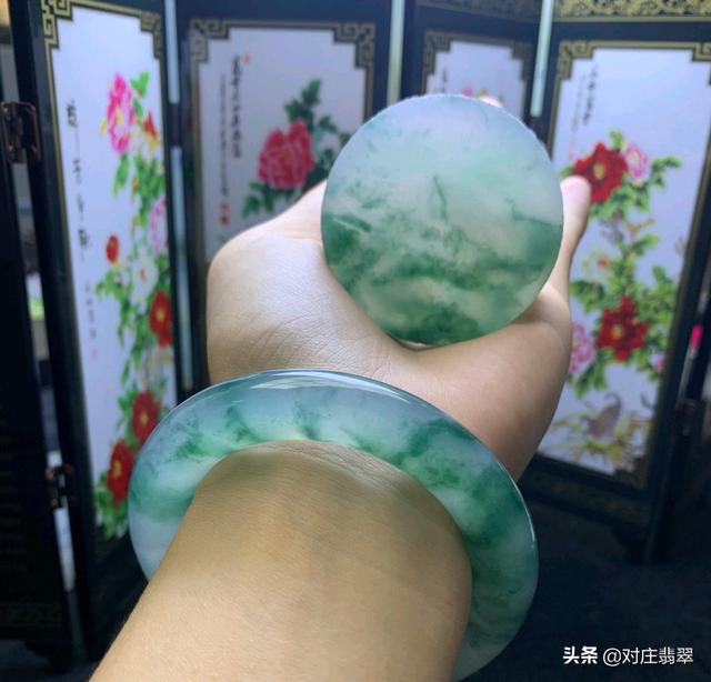 翡翠天空飘花蓝手镯飘花玉镯和纯色玉镯哪个好-第8张图片-翡翠网 翡翠天空飘花蓝手镯飘花玉镯和纯色玉镯哪个好-第8张图片-翡翠网