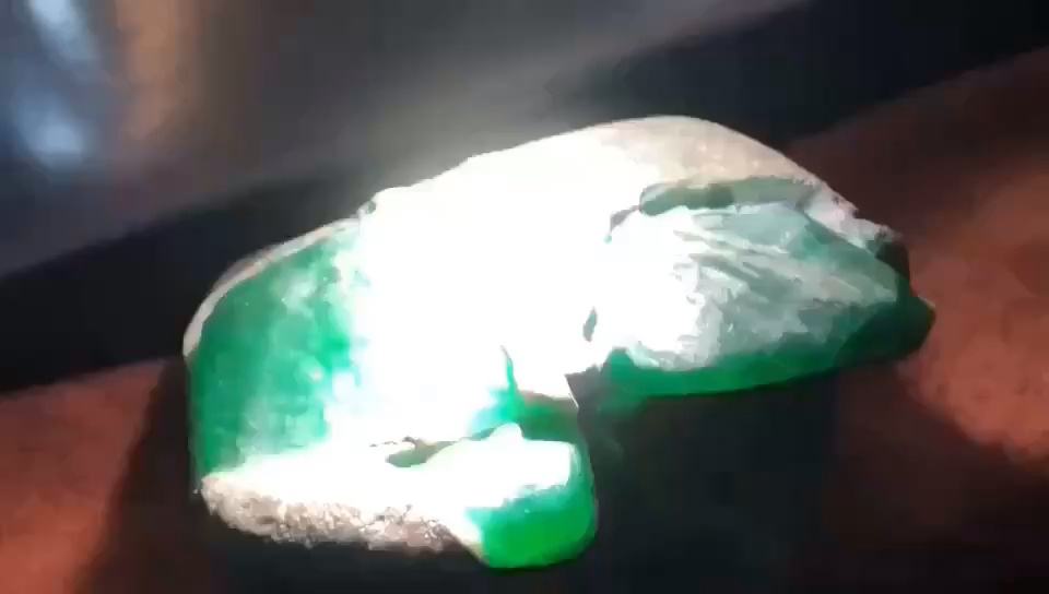 开过窗的翡翠原石怎么保养翡翠原石怎么手工开窗-第2张图片-翡翠网 开过窗的翡翠原石怎么保养翡翠原石怎么手工开窗-第2张图片-翡翠网