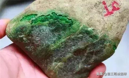 翡翠原石表皮黑得发亮的是什么翡翠原石皮壳-第1张图片-翡翠网 翡翠原石表皮黑得发亮的是什么翡翠原石皮壳-第1张图片-翡翠网