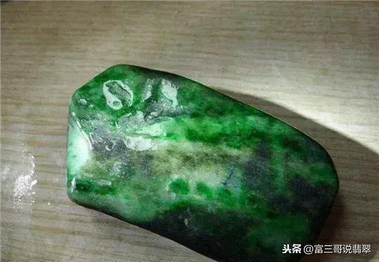 翡翠原石表皮黑得发亮的是什么翡翠原石皮壳-第4张图片-翡翠网 翡翠原石表皮黑得发亮的是什么翡翠原石皮壳-第4张图片-翡翠网