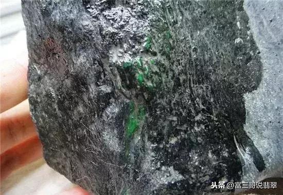 翡翠原石表皮黑得发亮的是什么翡翠原石皮壳-第6张图片-翡翠网 翡翠原石表皮黑得发亮的是什么翡翠原石皮壳-第6张图片-翡翠网