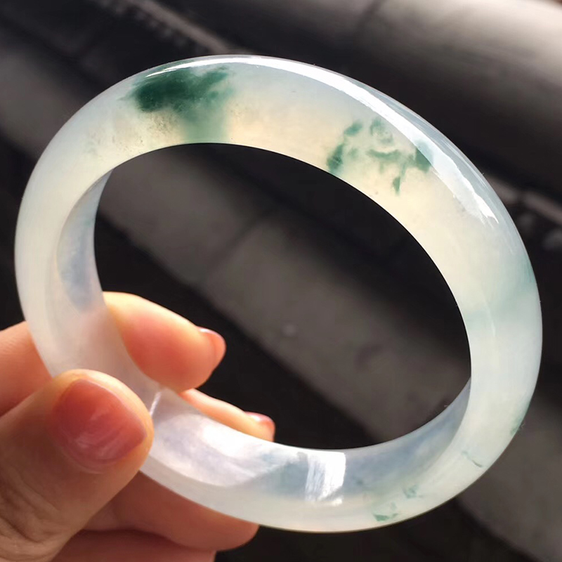 戴贵州翡翠玉手镯好吗,和田玉手镯和翡翠手镯哪个好-第1张图片-翡翠网 戴贵州翡翠玉手镯好吗,和田玉手镯和翡翠手镯哪个好-第1张图片-翡翠网