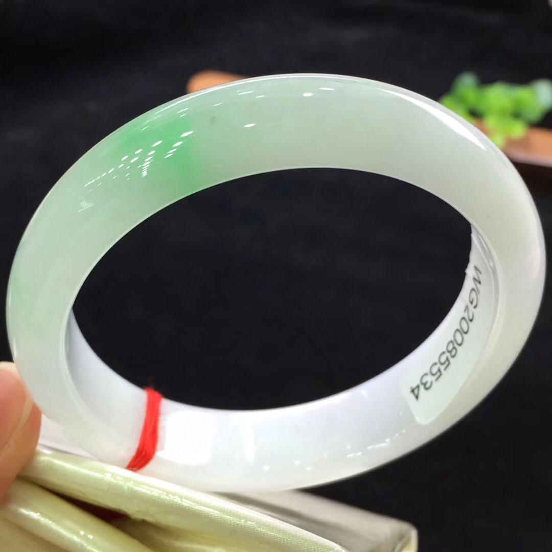 戴贵州翡翠玉手镯好吗,和田玉手镯和翡翠手镯哪个好-第2张图片-翡翠网 戴贵州翡翠玉手镯好吗,和田玉手镯和翡翠手镯哪个好-第2张图片-翡翠网