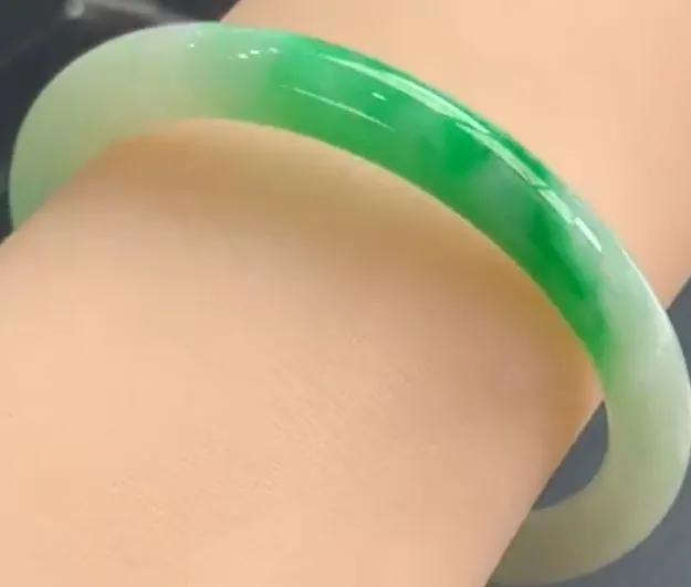 包含玻璃种翡翠手镯小圈口的词条-第27张图片-翡翠网 包含玻璃种翡翠手镯小圈口的词条-第27张图片-翡翠网