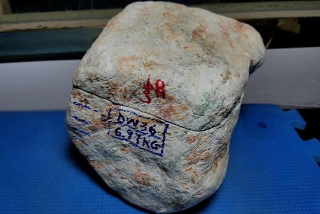 蓝绿色翡翠值钱吗,蓝绿翡翠原石图片-第1张图片-翡翠网 蓝绿色翡翠值钱吗,蓝绿翡翠原石图片-第1张图片-翡翠网