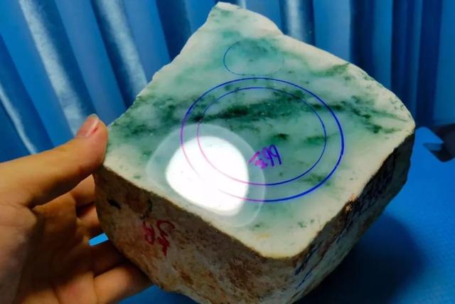 蓝绿色翡翠值钱吗,蓝绿翡翠原石图片-第3张图片-翡翠网 蓝绿色翡翠值钱吗,蓝绿翡翠原石图片-第3张图片-翡翠网