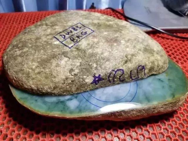 鱼缸里放玉石之类的东西好吗翡翠原石可以放鱼缸-第1张图片-翡翠网 鱼缸里放玉石之类的东西好吗翡翠原石可以放鱼缸-第1张图片-翡翠网