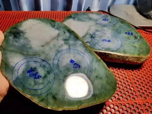 鱼缸里放玉石之类的东西好吗翡翠原石可以放鱼缸-第2张图片-翡翠网 鱼缸里放玉石之类的东西好吗翡翠原石可以放鱼缸-第2张图片-翡翠网