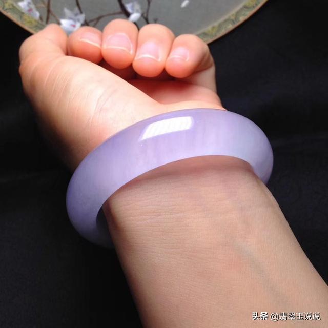 翡翠手镯用盐水洗了能保养吗翡翠泡水后果严重-第3张图片-翡翠网 翡翠手镯用盐水洗了能保养吗翡翠泡水后果严重-第3张图片-翡翠网